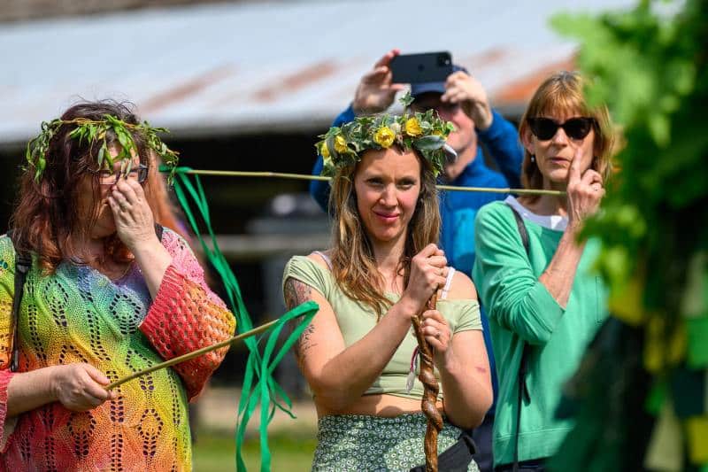 Participants gather in the picturesque village of Burley, Hampshire, to take part in the vibrant New Forest Green Man Parade 2026. Dressed in flower crowns and colorful, nature-inspired clothing, the attendees celebrate the arrival of spring and local folklore, an event often intertwined with the regional heritage of New Forest Cider.#jerryfennerphotography#newforestphotographer#greenmanparade#burley#hampshire#newforestcider