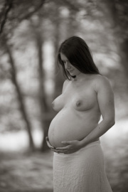 Taking her pregnancy bump into the countrysdie she loves